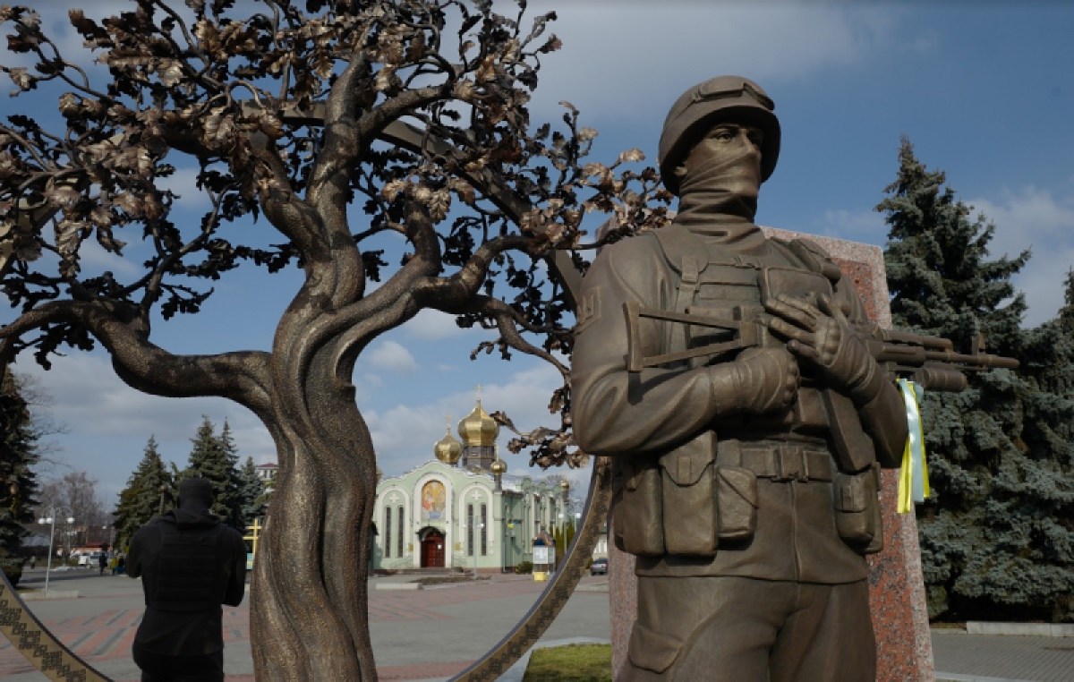 A statue from the 2014 war in Cherkasy: A Ukrainian soldier guards the White Tree of Gondor.